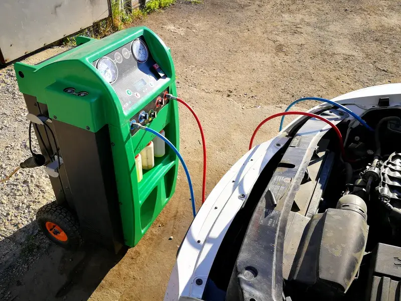 Aparat de incarcare freon conectat la instalatia AC